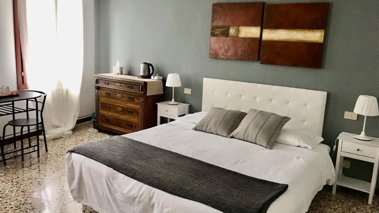 Venice And Venice Apartments - Private Rooms In Shared Apartment Exterior foto