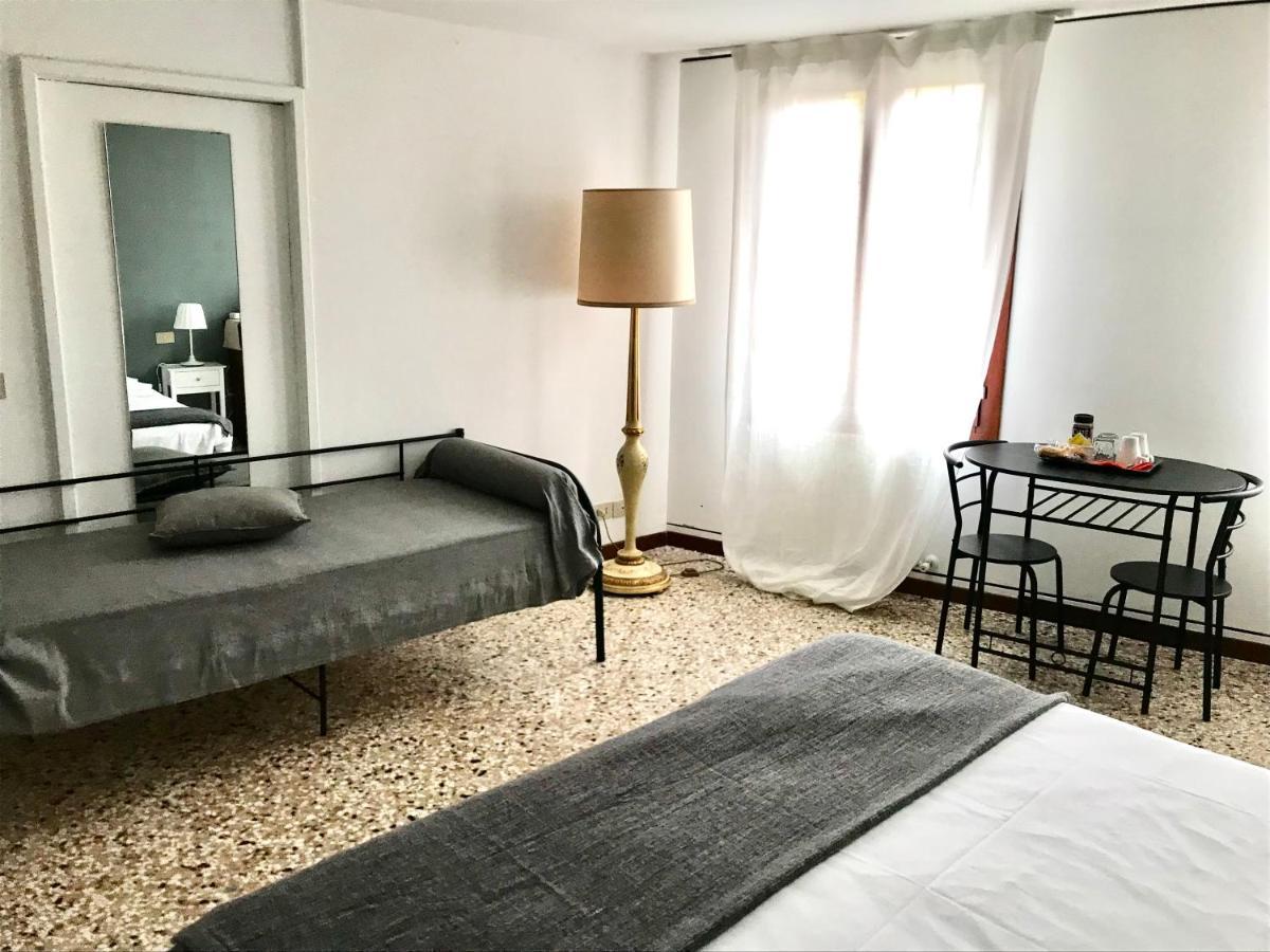 Venice And Venice Apartments - Private Rooms In Shared Apartment Exterior foto