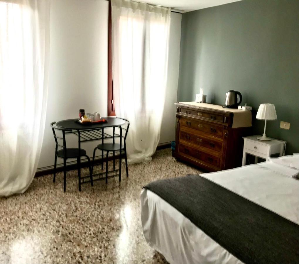 Venice And Venice Apartments - Private Rooms In Shared Apartment Exterior foto